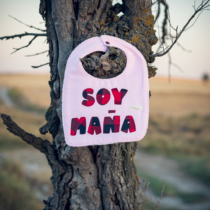 Babero infantil artesanal SOY MAÑA® con aplicación en tela de cachirulo.