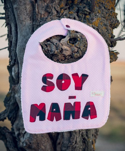 Babero infantil artesanal SOY MAÑA® con aplicación en tela de cachirulo.