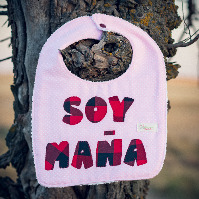 Babero infantil artesanal SOY MAÑA® con aplicación en tela de cachirulo.