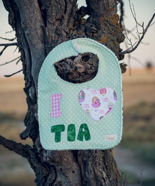 Babero infantil artesanal I ❤️ TIA con corazón de princesas.