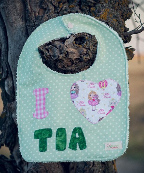 Babero infantil artesanal I ❤️ TIA con corazón de princesas.