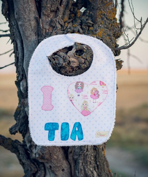 Babero infantil artesanal I ❤️ TÍA con corazón de princesas.
