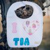 Babero infantil artesanal I ❤️ TÍA con corazón de princesas.