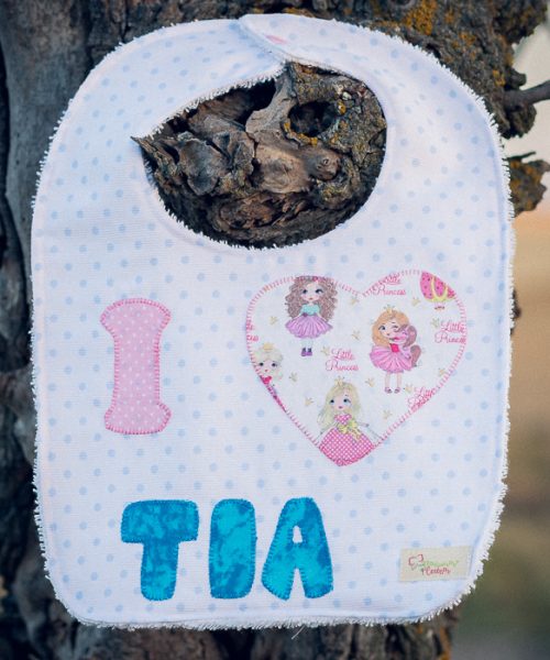 Babero infantil artesanal I ❤️ TÍA con corazón de princesas.