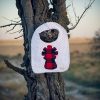 Babero infantil artesanal con silueta de la Virgen del Pilar en tela de cachirulo.