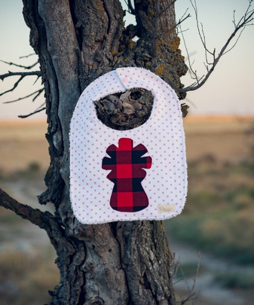 Babero infantil artesanal con silueta de la Virgen del Pilar en tela de cachirulo.