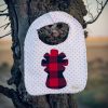 Babero infantil artesanal con silueta de la Virgen del Pilar en tela de cachirulo.