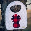 Babero infantil artesanal con silueta de la Virgen del Pilar en tela de cachirulo.