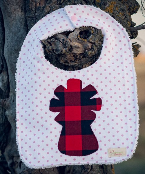 Babero infantil artesanal con silueta de la Virgen del Pilar en tela de cachirulo.