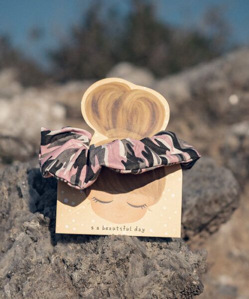 Coletero de tela con estampado camuflaje en tonos rosa