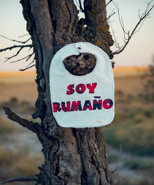 Babero infantil artesanal con la aplicación SOY RUMAÑO.