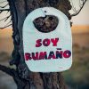 Babero infantil artesanal con la aplicación SOY RUMAÑO.