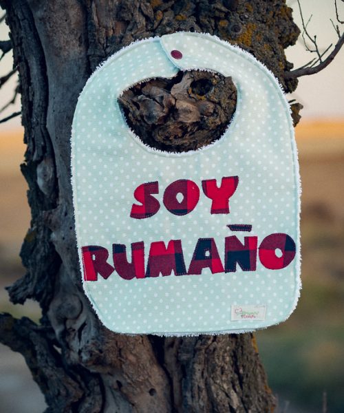 Babero infantil artesanal con la aplicación SOY RUMAÑO.