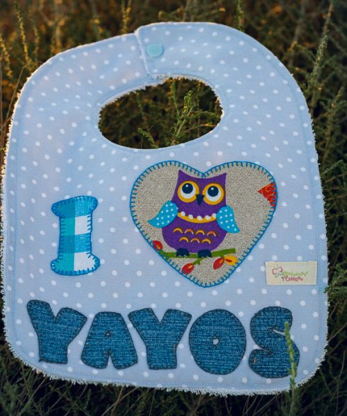 Babero infantil artesanal I ❤️ YAYOS con corazón y búho.