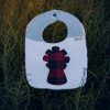 Babero infantil artesanal con Virgen del Pilar en tela de cachirulo y tejido gofre azul claro.