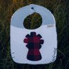 Babero infantil artesanal con Virgen del Pilar en tela de cachirulo y tejido gofre azul claro.