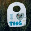 Babero infantil artesanal I ❤️ TÍOS con corazón de estampado pirata.