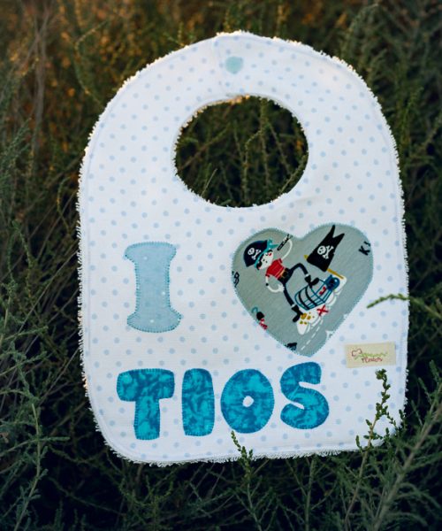 Babero infantil artesanal I ❤️ TÍOS con corazón de estampado pirata.