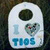 Babero infantil artesanal I ❤️ TÍOS con corazón de estampado pirata.
