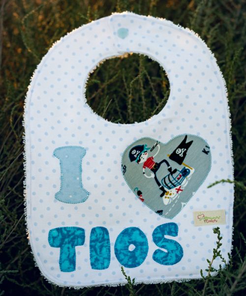 Babero infantil artesanal I ❤️ TÍOS con corazón de estampado pirata.