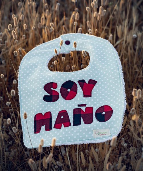 Babero infantil artesanal SOY MAÑO® verde agua con aplicación en tela de cachirulo.