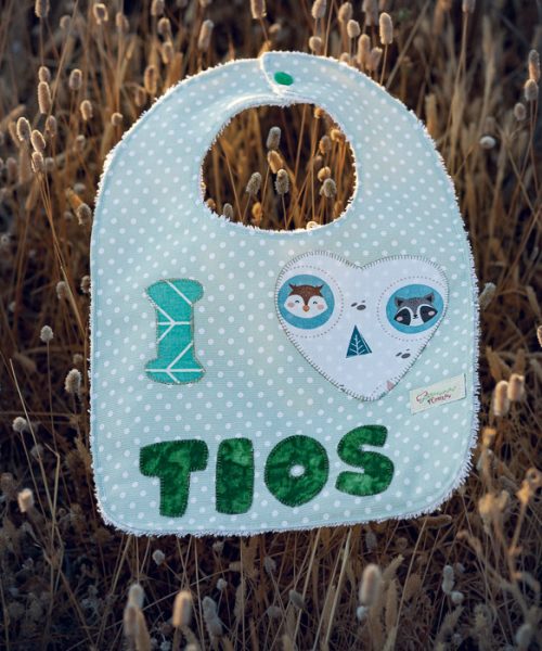 Babero infantil artesanal I ❤️ TÍOS con corazón de animales del bosque.