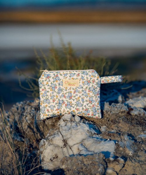 Monedero de tela acolchado con estampado de flores azules confeccionado artesanalmente.
