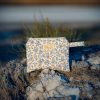 Monedero de tela acolchado con estampado de flores azules confeccionado artesanalmente.