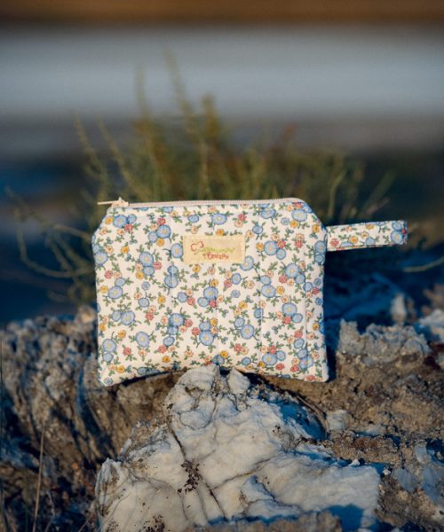 Monedero de tela acolchado con estampado de flores azules confeccionado artesanalmente.
