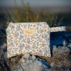 Monedero de tela acolchado con estampado de flores azules confeccionado artesanalmente.