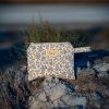 Monedero de tela acolchado con estampado de flores azules confeccionado artesanalmente.