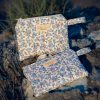 Monedero de tela acolchado con estampado de flores azules confeccionado artesanalmente.