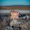 Monedero de tela acolchado con estampado de flores rojas confeccionado artesanalmente.