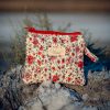 Monedero de tela acolchado con estampado de flores rojas confeccionado artesanalmente.