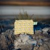 Monedero de tela acolchado con estampado de limones confeccionado artesanalmente.