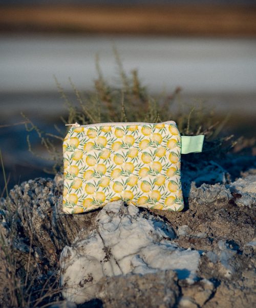 Monedero de tela acolchado con estampado de limones confeccionado artesanalmente.