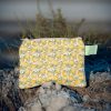 Monedero de tela acolchado con estampado de limones confeccionado artesanalmente.