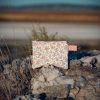 Monedero de tela acolchado con estampado de flores silvestres confeccionado artesanalmente.