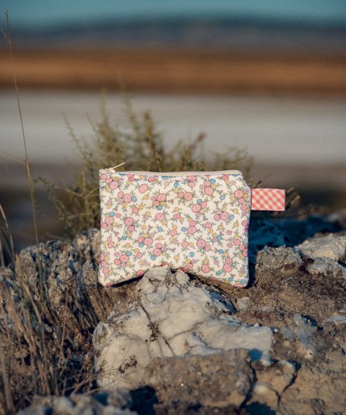 Monedero de tela acolchado con estampado de flores silvestres confeccionado artesanalmente.