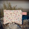 Monedero de tela acolchado con estampado de flores silvestres confeccionado artesanalmente.