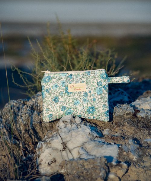 Monedero de tela acolchado con estampado de flores azules vintage confeccionado artesanalmente.