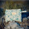 Monedero de tela acolchado con estampado de flores azules vintage confeccionado artesanalmente.