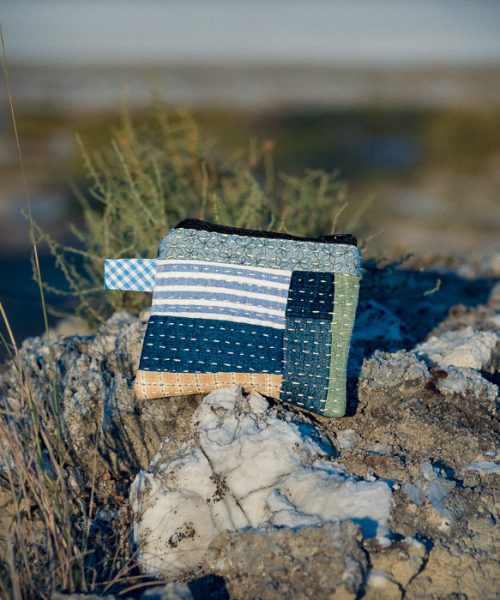 Monedero de tela confeccionado con patchwork y puntadas de Boro cosidas a mano.