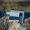 Monedero de tela confeccionado con patchwork y puntadas de Boro cosidas a mano.