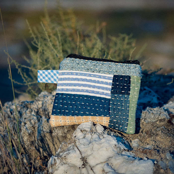 Monedero de tela confeccionado con patchwork y puntadas de Boro cosidas a mano.