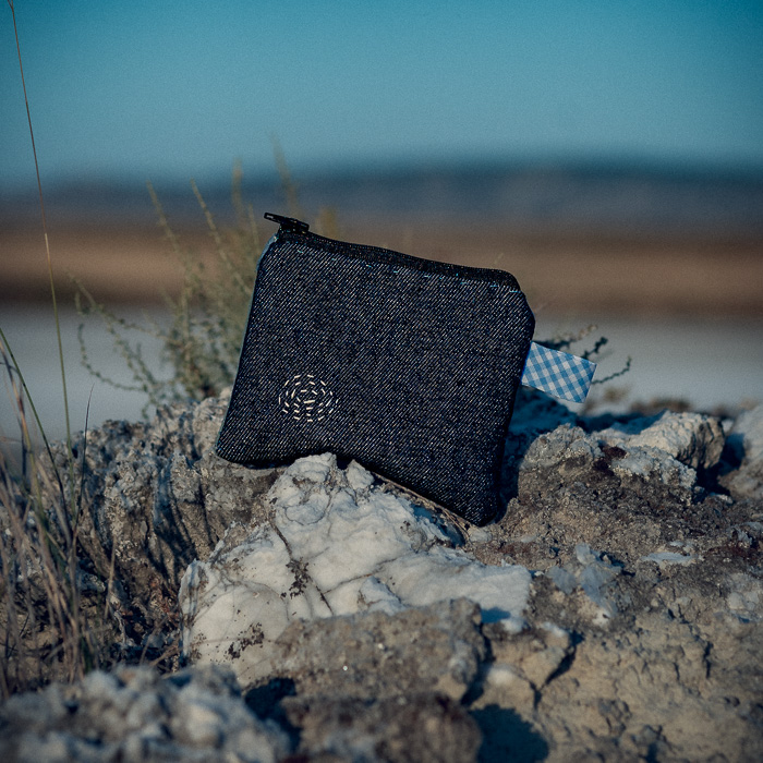 Monedero de tela confeccionado con patchwork y puntadas de Boro cosidas a mano.