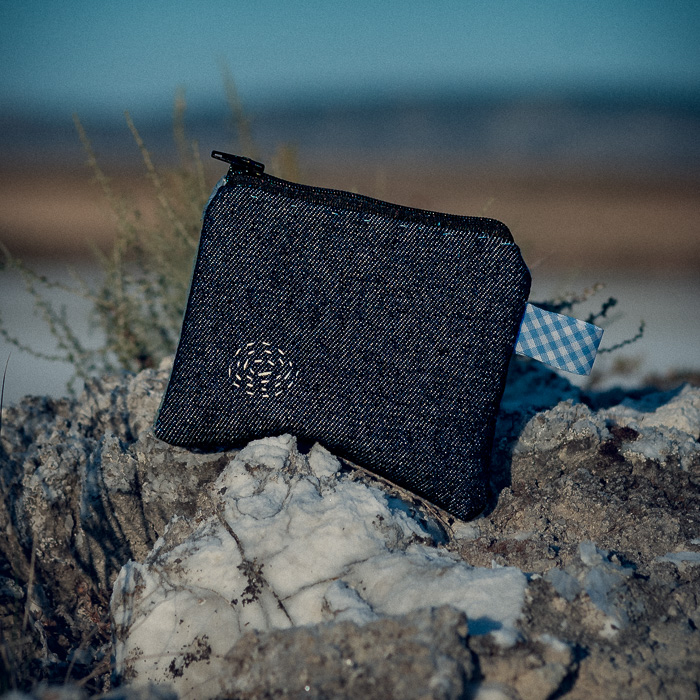Monedero de tela confeccionado con patchwork y puntadas de Boro cosidas a mano.