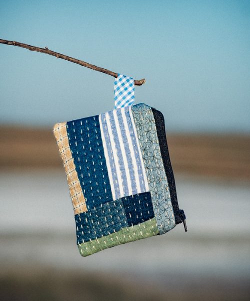 Monedero de tela confeccionado con patchwork y puntadas de Boro cosidas a mano.