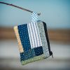 Monedero de tela confeccionado con patchwork y puntadas de Boro cosidas a mano.