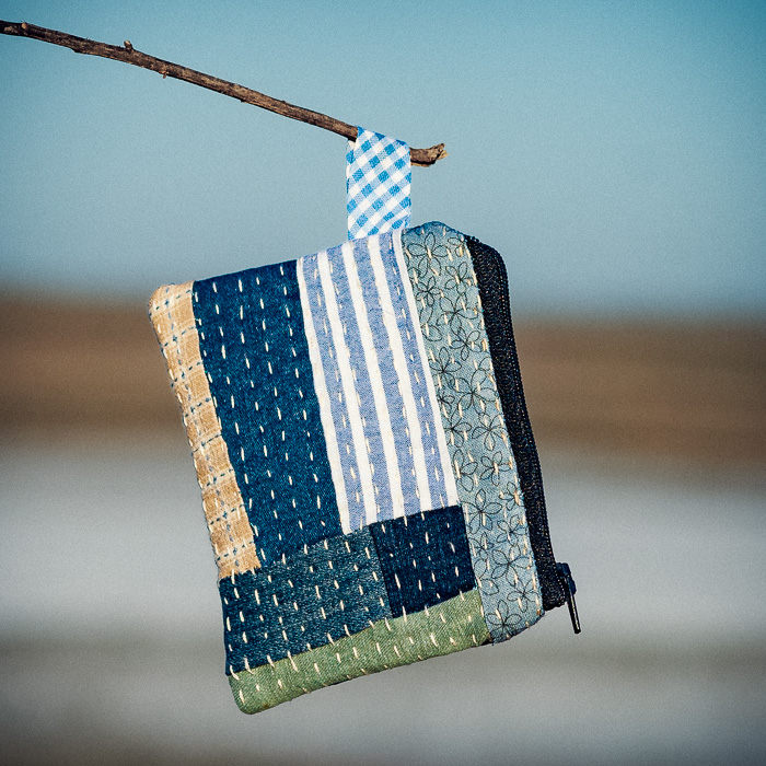 Monedero de tela confeccionado con patchwork y puntadas de Boro cosidas a mano.